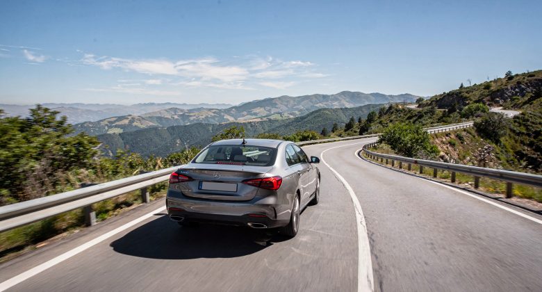 Visualisiert das typische Einsatzszenario „im Gefälle“ und die Idee, Geschwindigkeit ohne Dauerbremsen zu kontrollieren.