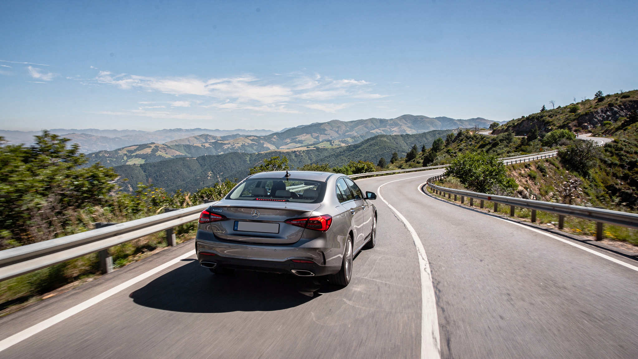Visualisiert das typische Einsatzszenario „im Gefälle“ und die Idee, Geschwindigkeit ohne Dauerbremsen zu kontrollieren.