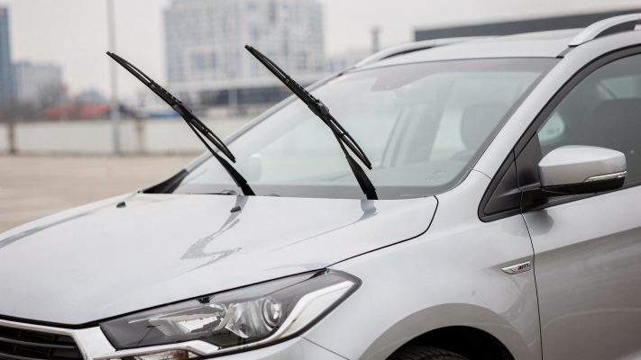 Passt zum Schritt „Serviceposition“ und zeigt Einsteigern die sichere Arbeitsstellung für besseren Zugang.