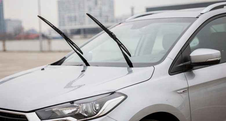 Passt zum Schritt „Serviceposition“ und zeigt Einsteigern die sichere Arbeitsstellung für besseren Zugang.