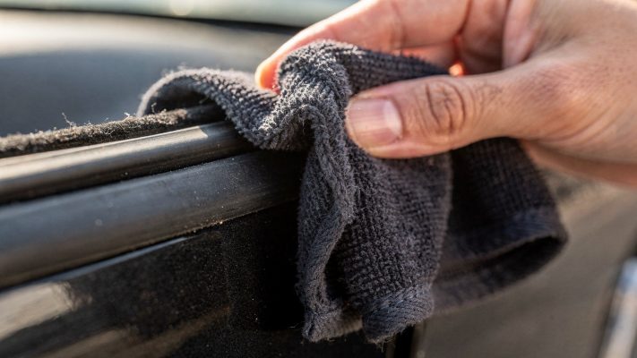 Visualisiert den wichtigsten ersten Schritt: Schmutz entfernen, bevor Pflegeprodukte draufkommen.