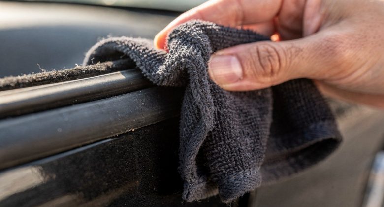 Visualisiert den wichtigsten ersten Schritt: Schmutz entfernen, bevor Pflegeprodukte draufkommen.