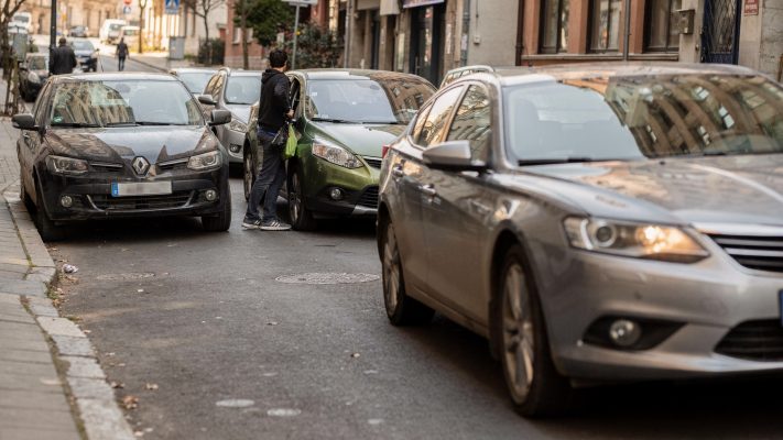 Illustration der Fußgängererkennung und der unübersichtlichen Situationen, in denen AEB helfen kann.