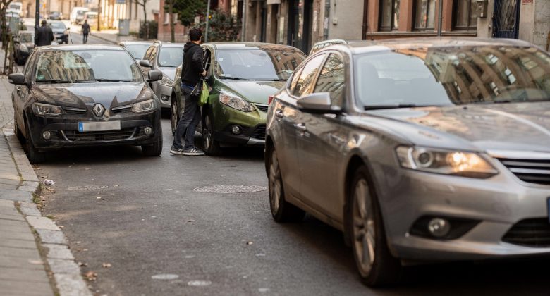 Illustration der Fußgängererkennung und der unübersichtlichen Situationen, in denen AEB helfen kann.