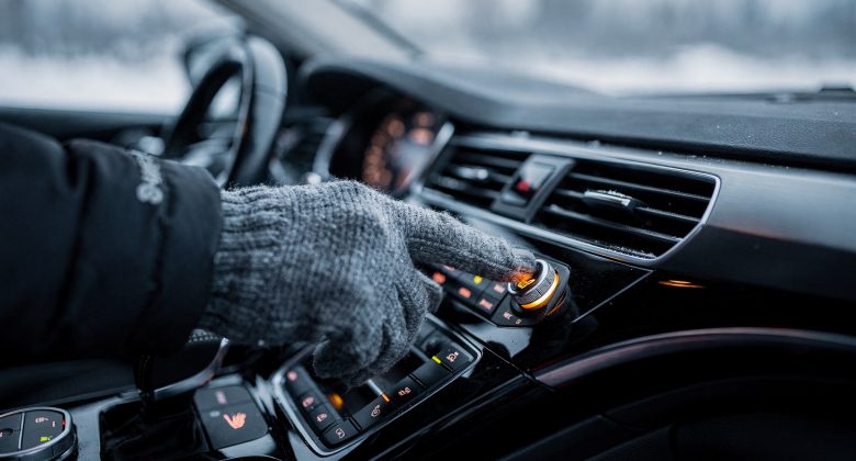 Visualisiert die alltagsnahe Entscheidung „Sitzheizung einschalten“ und passt zur Erklärung der schnellen Körperwärme nach dem Start.