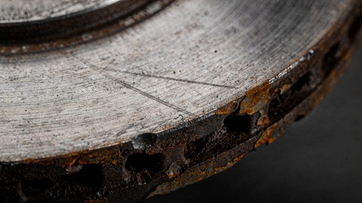 Unterstützt die Erklärung, wie man Verschleiß und harmlose Rostränder voneinander einordnet.