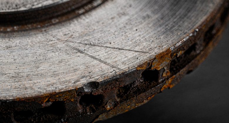 Unterstützt die Erklärung, wie man Verschleiß und harmlose Rostränder voneinander einordnet.