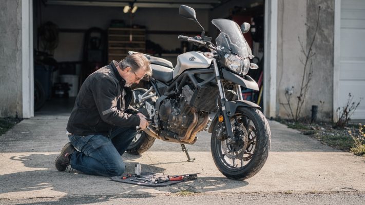 Visualisiert den Saisonstart nach dem Winter und die empfohlene Vorbereitung (fester Untergrund, Ständer, strukturierter Check).