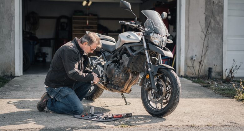 Visualisiert den Saisonstart nach dem Winter und die empfohlene Vorbereitung (fester Untergrund, Ständer, strukturierter Check).