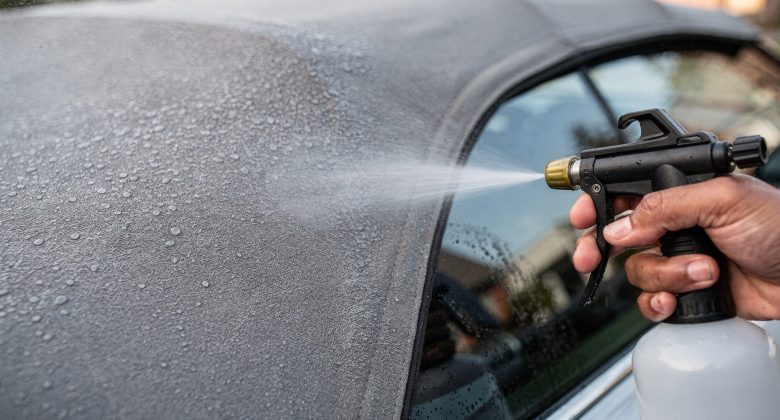 Bildet den Kernschritt „richtig imprägnieren“ ab, inklusive Overspray-Schutz für Glas/Lack.