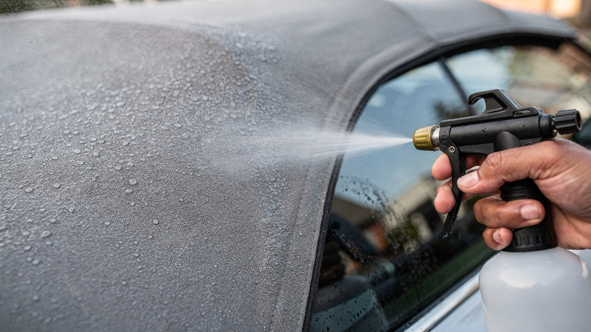 Bildet den Kernschritt „richtig imprägnieren“ ab, inklusive Overspray-Schutz für Glas/Lack.