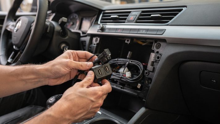 Zeigt den typischen Einbauort (Mittelkonsole) und vermittelt das Thema „saubere Nachrüstung“ unmittelbar.