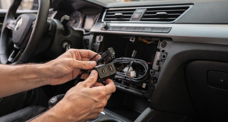 Zeigt den typischen Einbauort (Mittelkonsole) und vermittelt das Thema „saubere Nachrüstung“ unmittelbar.