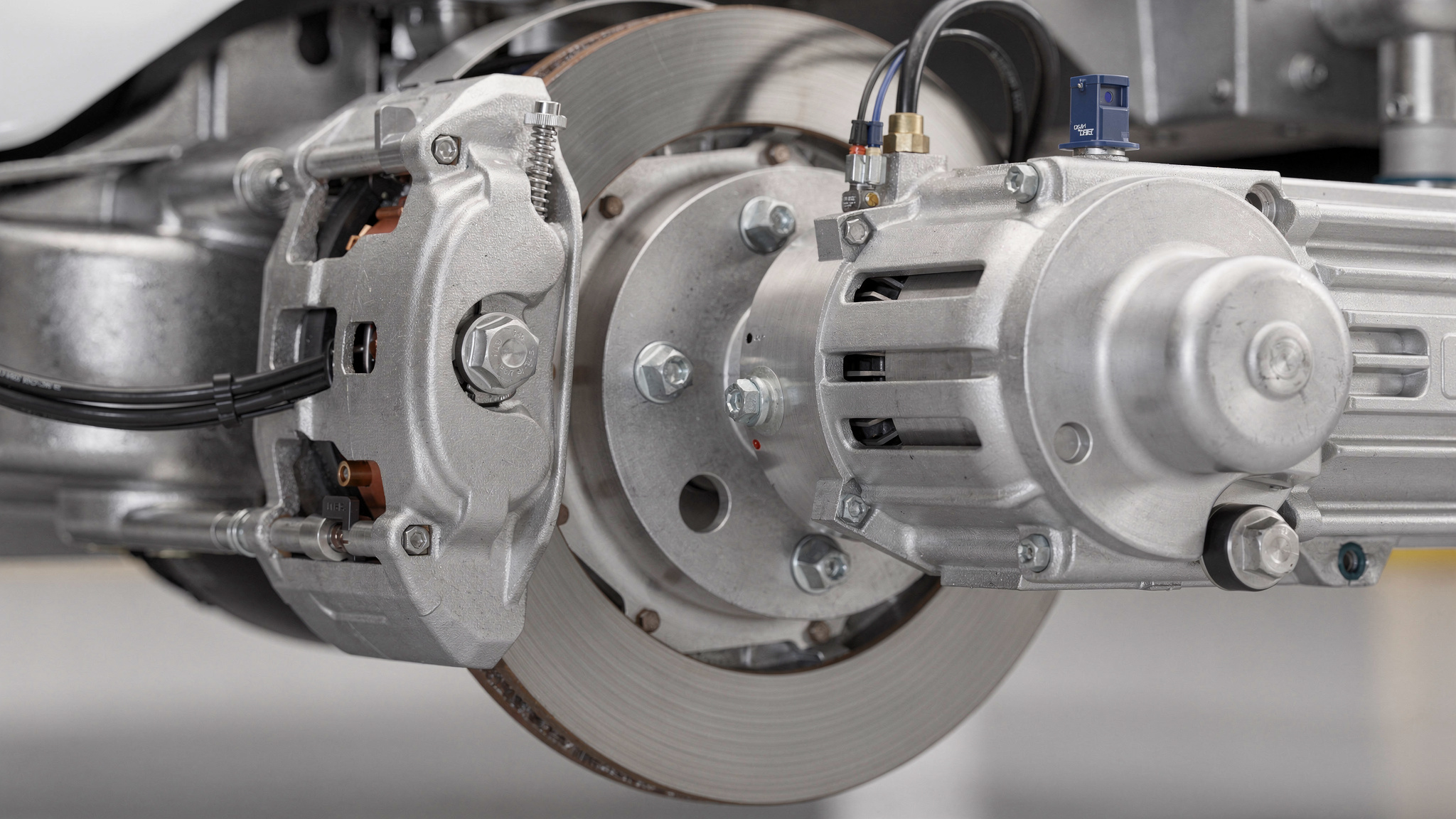 Diese Darstellung der regenerativen Bremsen verdeutlicht eine der wesentlichen technologischen Vorteile von Elektrofahrzeugen und deren Effizienzsteigerung.