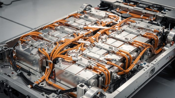 Dieses Bild visualisiert die Integration von Hochvoltbatterien in Elektrofahrzeuge, was ein zentrales Thema des Artikels ist. Es verdeutlicht die Technologie und Komplexität, die hinter modernen Elektrofahrzeugen steckt.