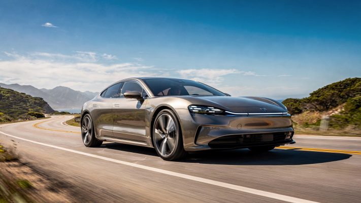 Moderne Autobahn mit effizientem Fahrzeug