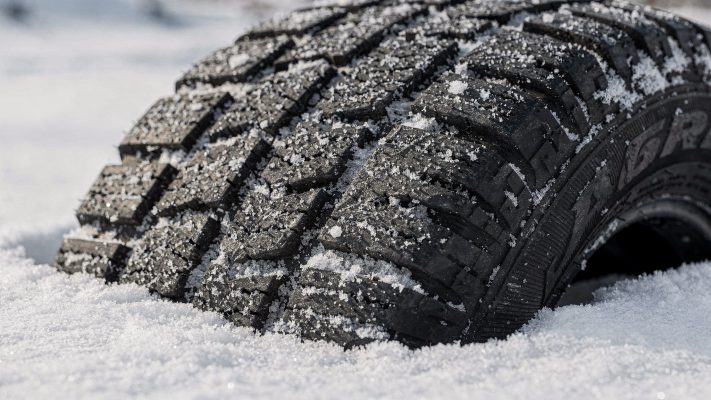 Dieses Bild illustriert die spezifische Funktion von Winterreifen und deren Leistungsfähigkeit unter winterlichen Bedingungen. Es zeigt die wichtige Textur und das Profil, die für die Sicherheit auf Schnee entscheidend sind.