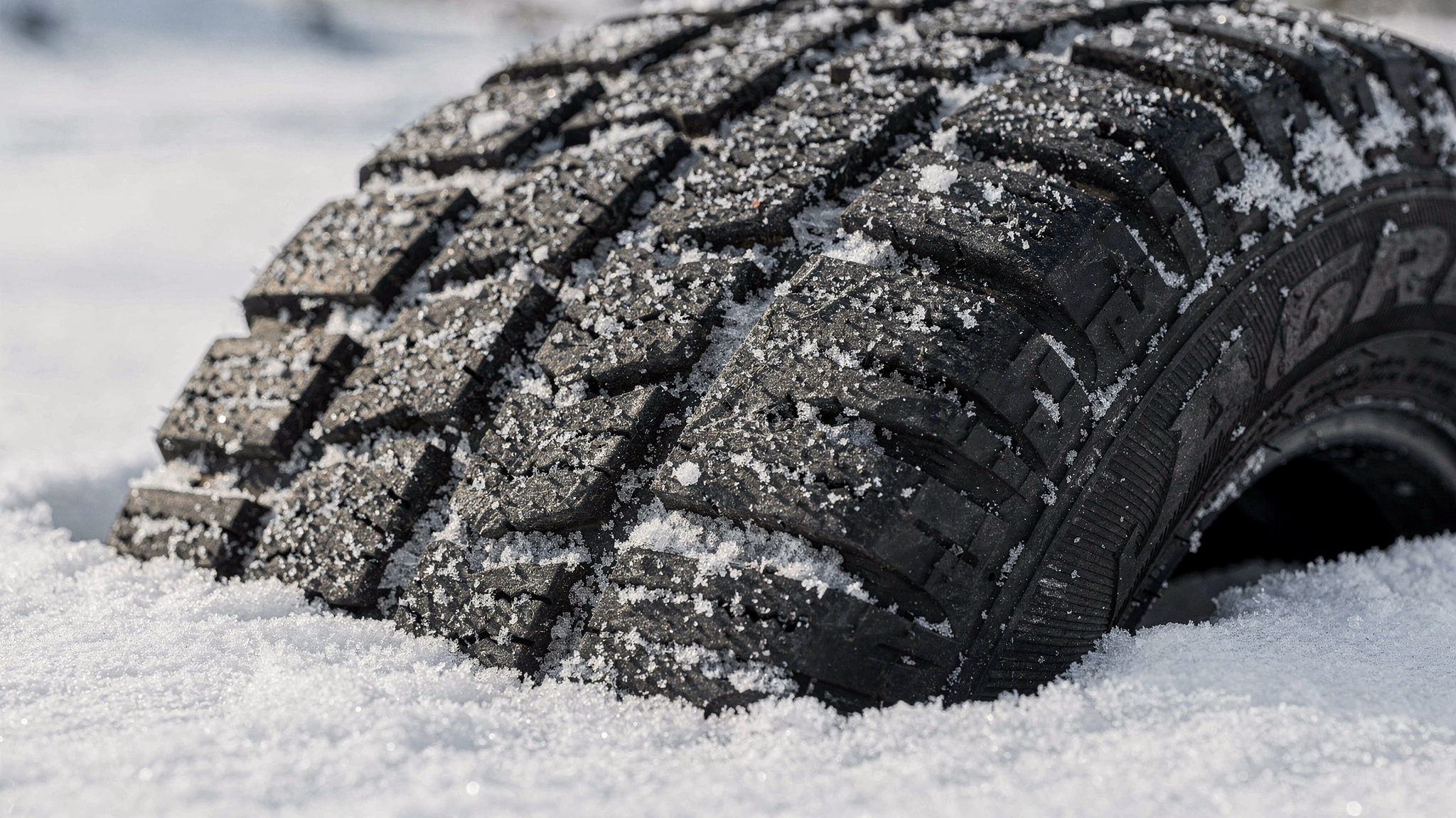 Dieses Bild illustriert die spezifische Funktion von Winterreifen und deren Leistungsfähigkeit unter winterlichen Bedingungen. Es zeigt die wichtige Textur und das Profil, die für die Sicherheit auf Schnee entscheidend sind.