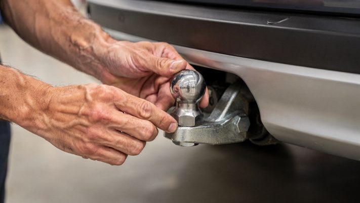 Passt zur Unterscheidung der Kupplungsarten (starr/abnehmbar/schwenkbar) und visualisiert die beliebte abnehmbare Variante.