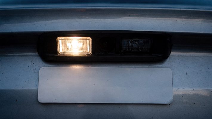 Zeigt die typische Situation (nur eine von zwei Leuchten defekt) und unterstützt die Einordnung als Mangel trotz Restfunktion.