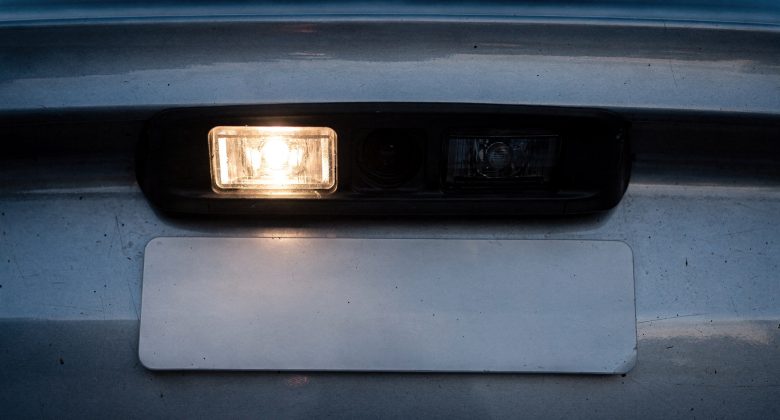 Zeigt die typische Situation (nur eine von zwei Leuchten defekt) und unterstützt die Einordnung als Mangel trotz Restfunktion.