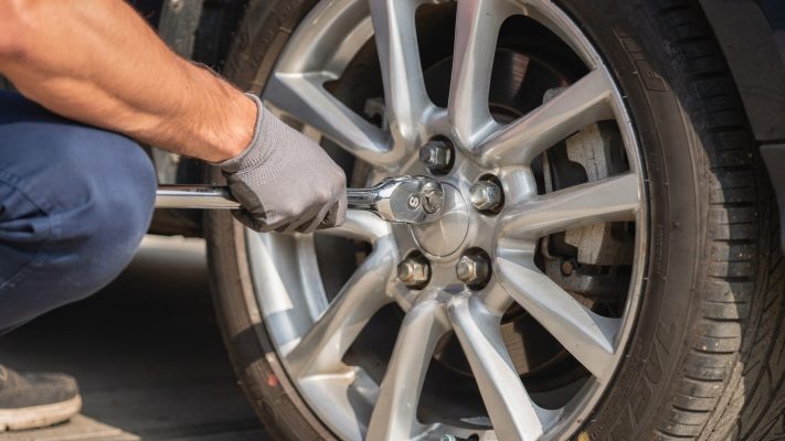 Zeigt das Kernthema des Artikels: korrektes Anziehen mit Drehmomentschlüssel und kreuzweises Vorgehen.