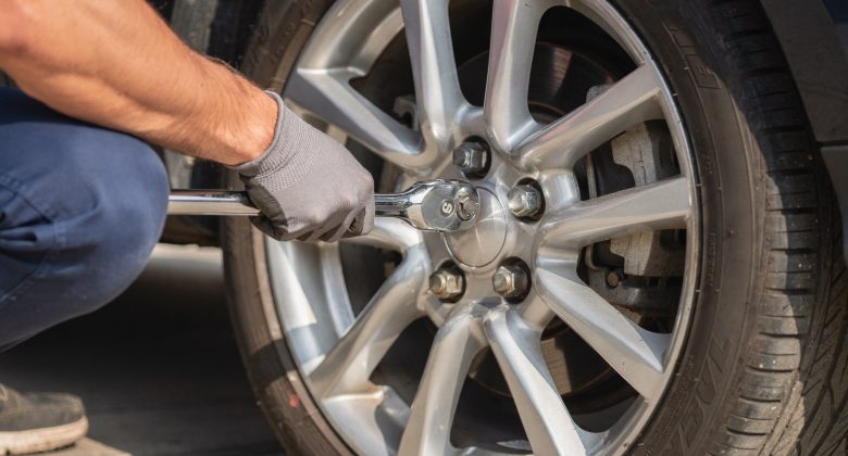 Zeigt das Kernthema des Artikels: korrektes Anziehen mit Drehmomentschlüssel und kreuzweises Vorgehen.