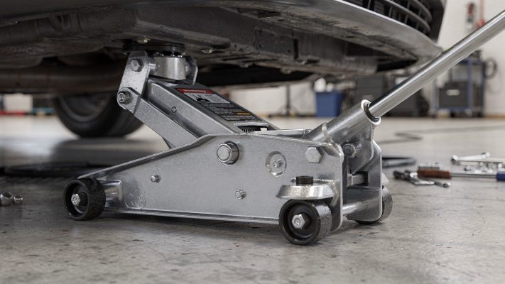 Zeigt das geeignete Werkzeug für kontrolliertes, ruhiges Anheben im Vergleich zu instabileren Lösungen.