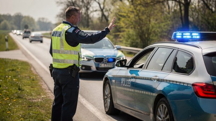 Bildet den typischen Einstieg (Anhalten, Blaulicht/Kelle, rechts ranfahren) und den Alltag einer Verkehrskontrolle ab.