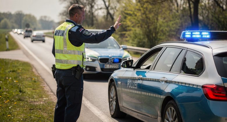 Bildet den typischen Einstieg (Anhalten, Blaulicht/Kelle, rechts ranfahren) und den Alltag einer Verkehrskontrolle ab.
