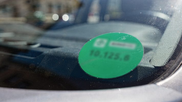 Zeigt direkt das zentrale Element (Plakette), um das die Einfahrt in Umweltzonen praktisch entschieden wird.