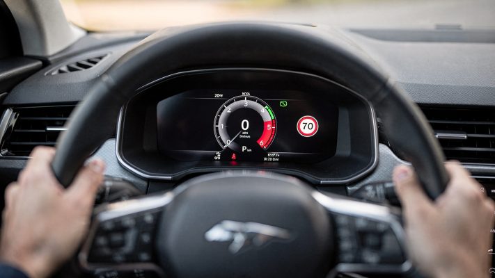 Zeigt unmittelbar, wie ISA im Alltag wirkt: Tempolimit-Erkennung und Warnhinweise im Kombiinstrument aus Fahrersicht.