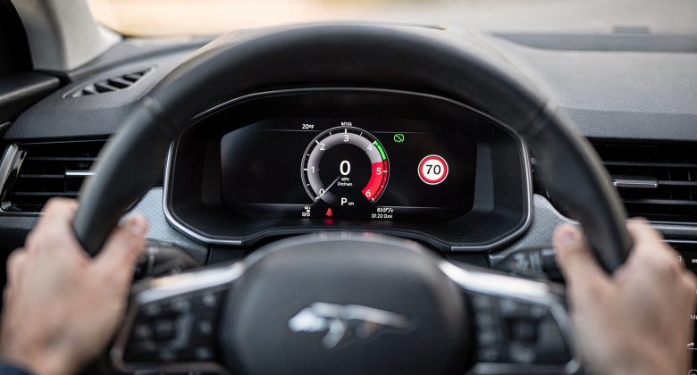 Zeigt unmittelbar, wie ISA im Alltag wirkt: Tempolimit-Erkennung und Warnhinweise im Kombiinstrument aus Fahrersicht.