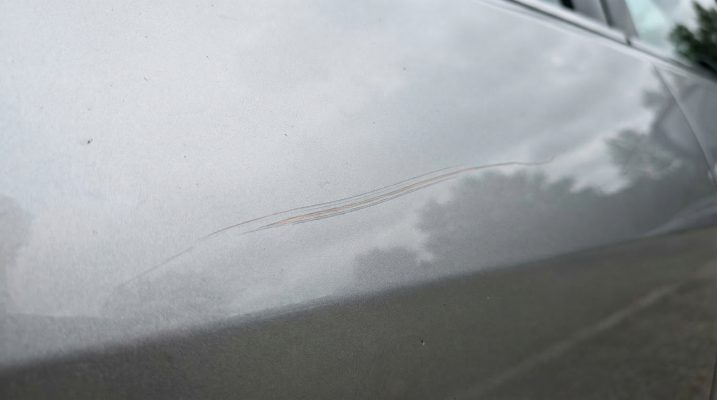 Dieses Bild verdeutlicht die kleinste Einheit des Problems und zieht den Betrachter durch die subtile Textur und das weiche Licht in die Faszination des Reparaturprozesses hinein.