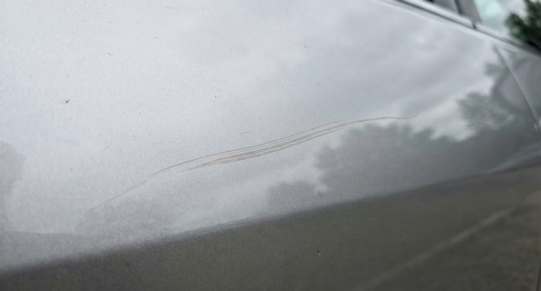 Dieses Bild verdeutlicht die kleinste Einheit des Problems und zieht den Betrachter durch die subtile Textur und das weiche Licht in die Faszination des Reparaturprozesses hinein.