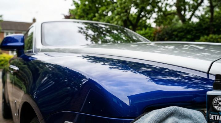 Diese Detailaufnahme vermittelt das Gefühl von Perfektion und Sorgfalt, das durch das Polieren erreicht wird, und unterstreicht das Hauptziel des Artikels: maximaler Glanz.