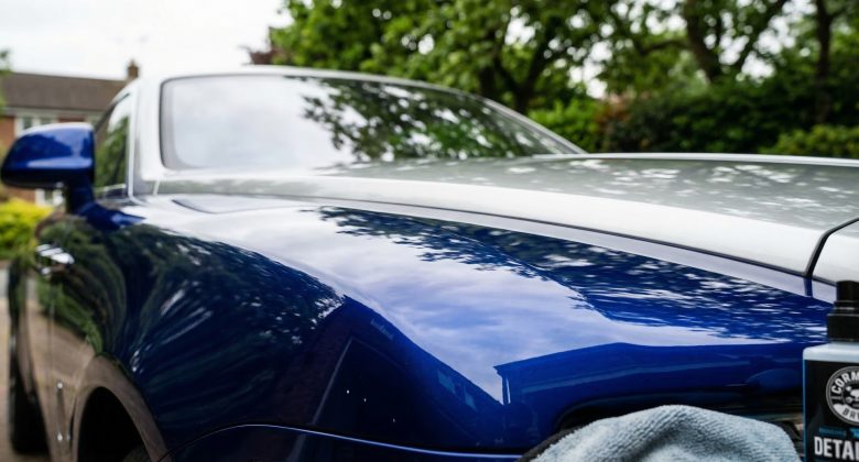 Diese Detailaufnahme vermittelt das Gefühl von Perfektion und Sorgfalt, das durch das Polieren erreicht wird, und unterstreicht das Hauptziel des Artikels: maximaler Glanz.