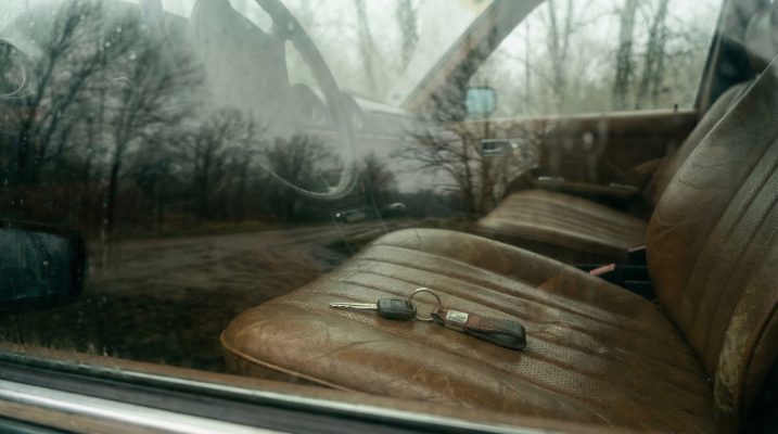 Dieses Bild vermittelt das Gefühl des Verlusts und der plötzlichen Erkenntnis, dass ein essentieller Gegenstand fehlt, was den Leser emotional in den Moment hineinzieht.