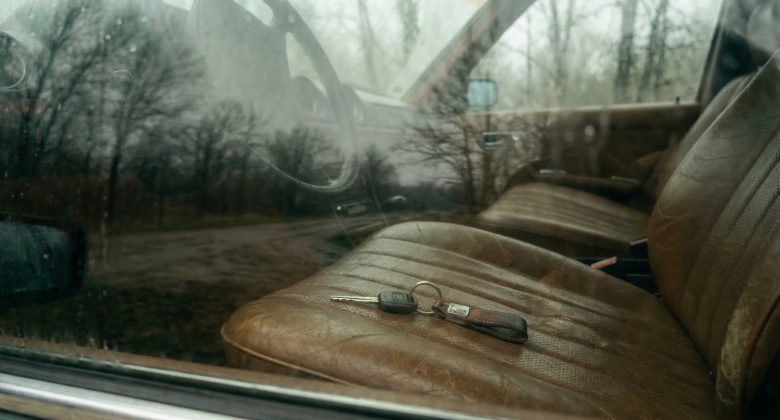 Dieses Bild vermittelt das Gefühl des Verlusts und der plötzlichen Erkenntnis, dass ein essentieller Gegenstand fehlt, was den Leser emotional in den Moment hineinzieht.