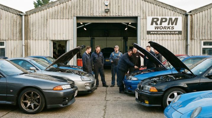 Dieses Bild zeigt die soziale und gemeinschaftliche Seite des Tunings, die Menschen verbindet und gemeinsam Erfahrungen und Leidenschaft teilt.