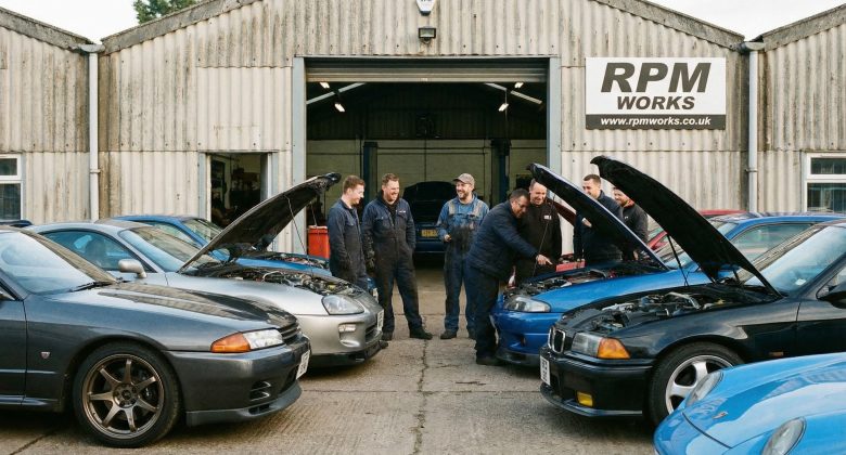 Dieses Bild zeigt die soziale und gemeinschaftliche Seite des Tunings, die Menschen verbindet und gemeinsam Erfahrungen und Leidenschaft teilt.