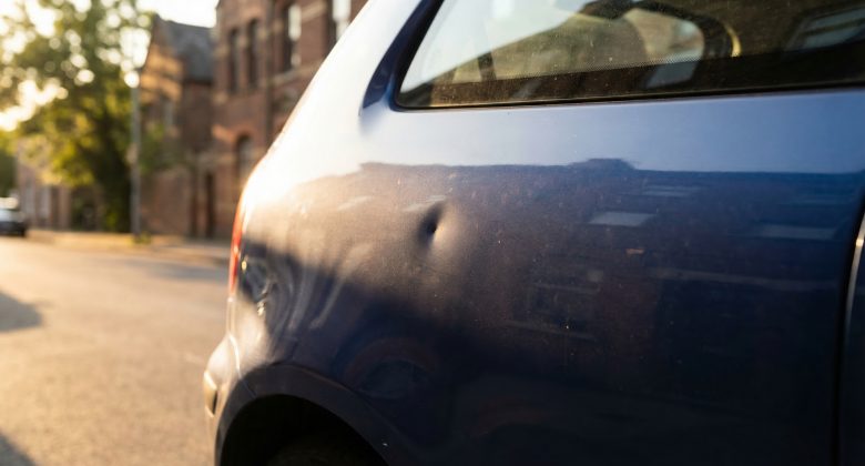 Diese Bildkomposition hebt die subtile Erscheinung einer Delle hervor und unterstreicht die Wichtigkeit der genauen Betrachtung, um den besten Reparaturansatz zu wählen. Die sanfte Beleuchtung vermittelt einen ruhigen und analytischen Moment.