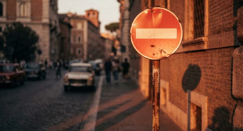 Dieses Bild nutzt das dramatische Licht, um die Bedeutung und Präsenz von Verkehrszeichen im Alltag zu unterstreichen.