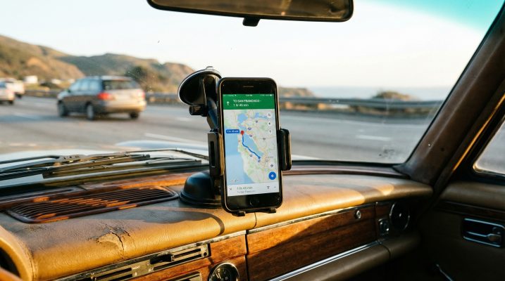 Dieses Bild vermittelt den Nutzen eines Smartphones als Bordcomputer und zeigt es als verlässlichen Begleiter während der Fahrt.