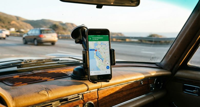 Dieses Bild vermittelt den Nutzen eines Smartphones als Bordcomputer und zeigt es als verlässlichen Begleiter während der Fahrt.