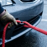 Diese Nahaufnahme vermittelt die konzentrierte Sorgfalt und den wichtigen Moment des sicheren Befestigens – sie symbolisiert Kontrolle und Präzision in einer kritischen Situation.