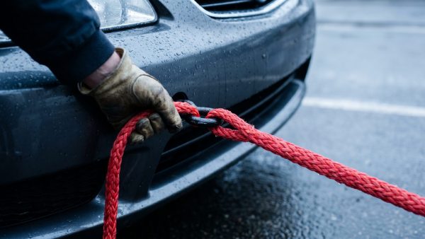 Diese Nahaufnahme vermittelt die konzentrierte Sorgfalt und den wichtigen Moment des sicheren Befestigens – sie symbolisiert Kontrolle und Präzision in einer kritischen Situation.