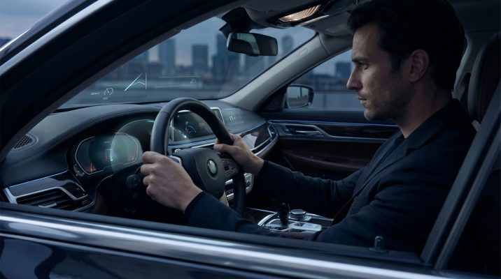 Das Motiv übersetzt die Kernaussage des Artikels unmittelbar ins Bild: Ein Fahrer wird nicht offen, sondern über dezente digitale Hinweise im Cockpit beeinflusst. Die ruhige, realistische Inszenierung wirkt hochwertig und glaubwürdig, während die subtile UI-Ebene den technologischen Aspekt moderner Assistenz- und Komfortfunktionen visuell verständlich macht.