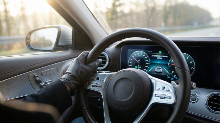 Diese Nahaufnahme verdeutlicht die vertrauensvolle Verbindung zwischen Mensch und Technik, zeigt präzise Kontrolle und vermittelt Ruhe und Sicherheit, die im Artikel zum autonomen Fahren zentral sind.