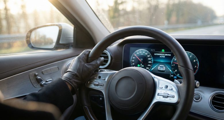 Diese Nahaufnahme verdeutlicht die vertrauensvolle Verbindung zwischen Mensch und Technik, zeigt präzise Kontrolle und vermittelt Ruhe und Sicherheit, die im Artikel zum autonomen Fahren zentral sind.